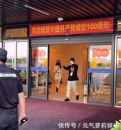 桂林|赵丽颖抵达桂林录制《中餐厅5》，漫画腿太抢镜，网友直呼太期待