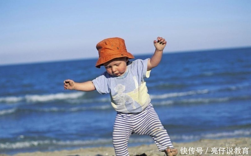 二宝|宝宝累到想坐台阶休息,却不想困难重重,奶奶:笑出眼泪了