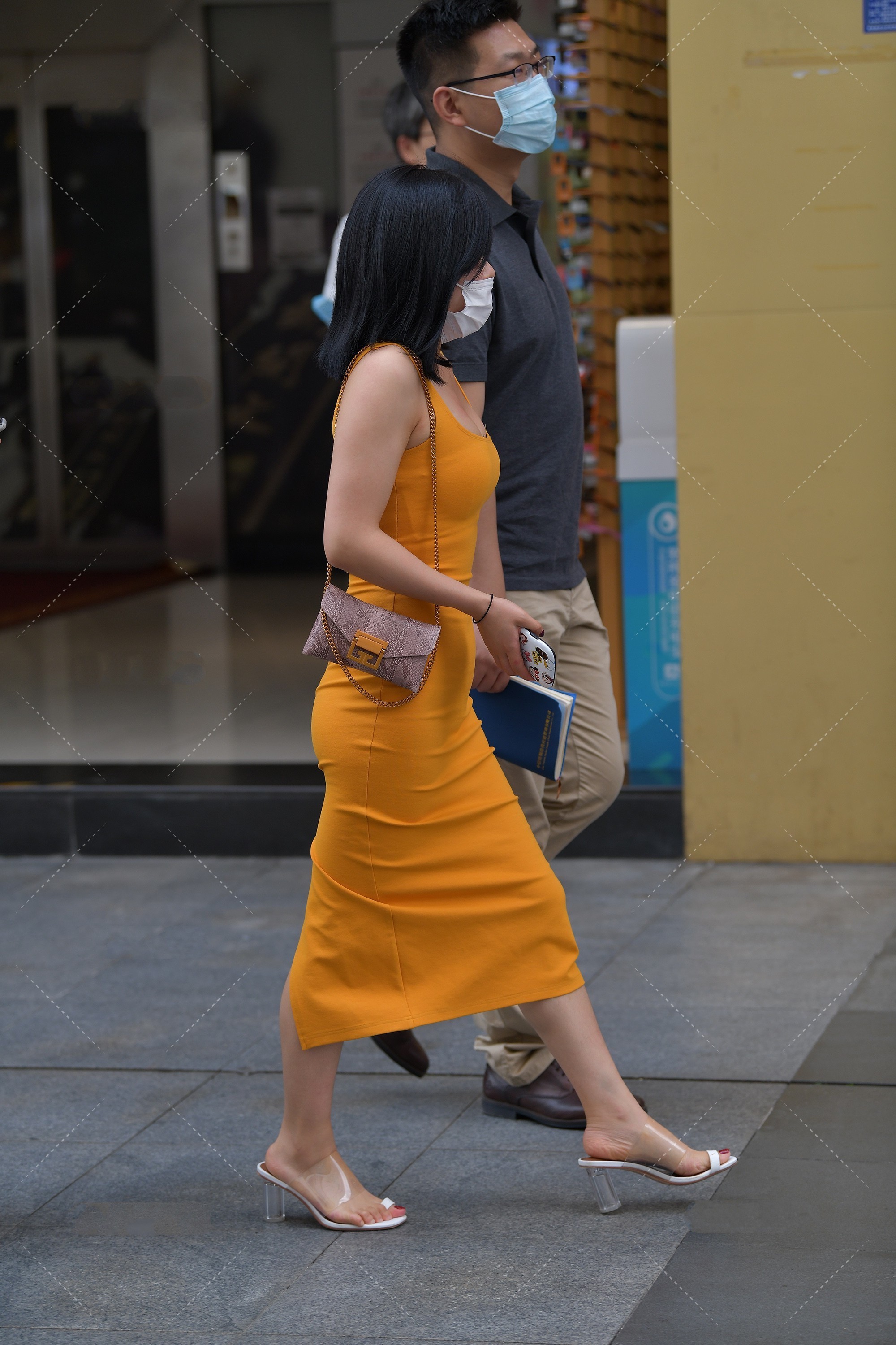 选择|美女街拍:微胖女生适合什么样的衣服?应该如何选择修身的裙子