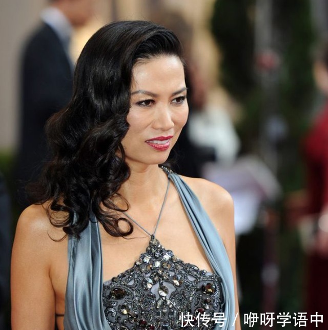 露背礼服 邓文迪罕见换发型,烫微卷发好显年轻,配“露背礼服”哪像52岁!