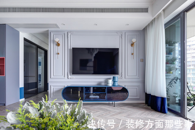 色彩|125平背景墙用简约的曲线元素与丰富的色彩设计时尚风情