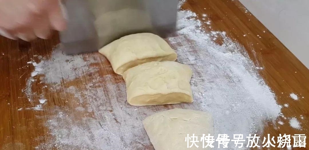 保鲜膜|面粉这样做才好吃, 不用烤箱, 不用黄油, 也能做出拉丝面包, 超香