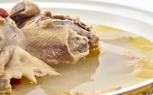  煲汤什么时候放盐？先放还是后放？大厨：都不对，这样放才好喝