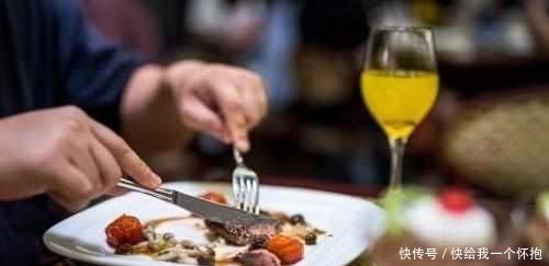 吃牛排时,服务员端上来的柠檬水不要随便喝了,会被“笑话”的