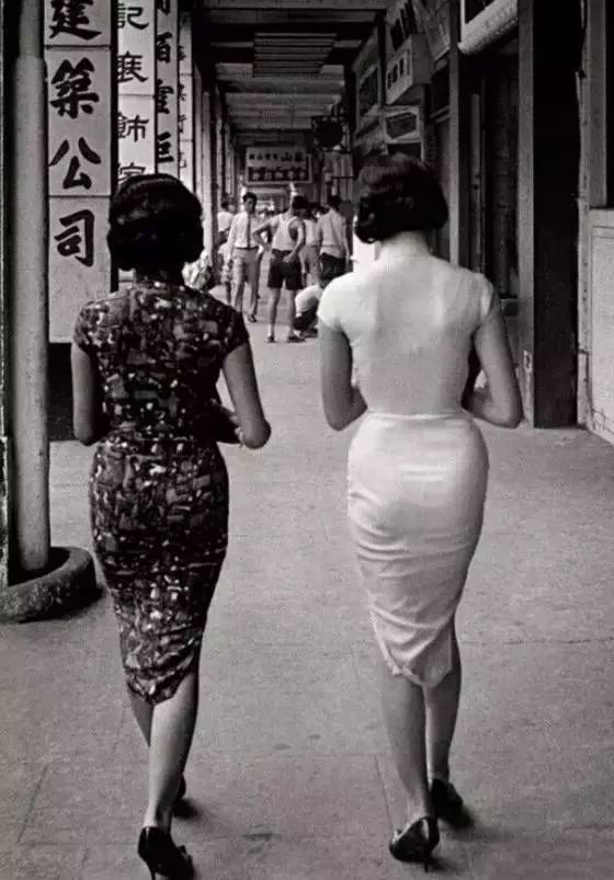 旗袍开衩仅仅是一道线,就将旗袍的风韵掩映勾勒到了极致