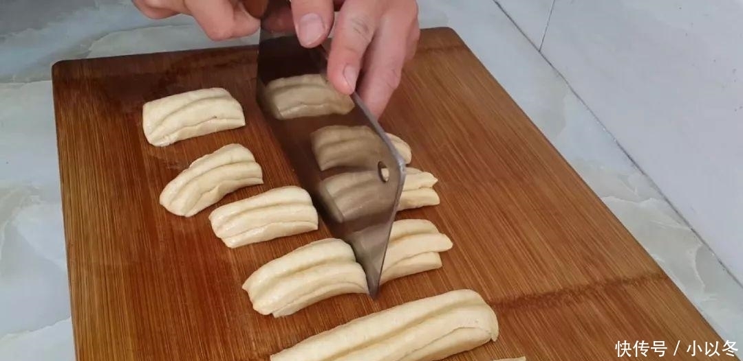 鸡蛋|1个鸡蛋,1袋牛奶,不用一滴水,在家自制小油条,比小麻花还好吃