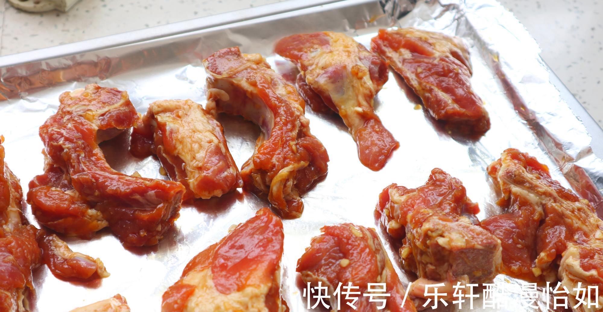 羊脊骨|花了两小时烤的排骨,一出烤箱就抢光,外焦里嫩真馋人,做法简单