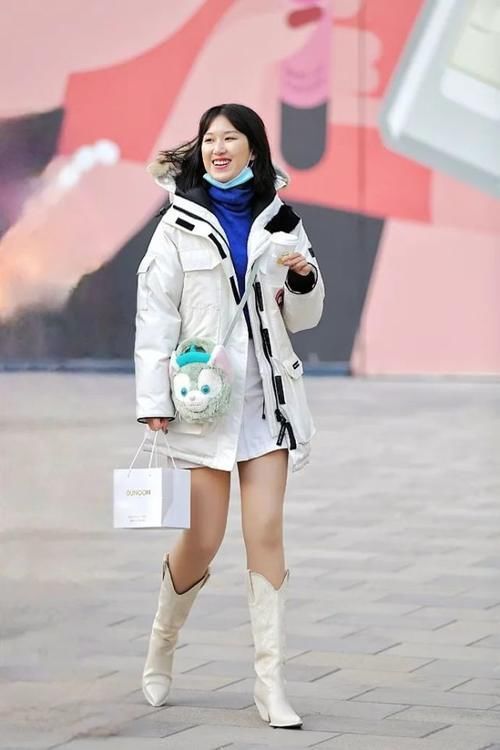 街拍:白色高筒靴美女,穿出冰雪洁净