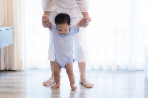 宝妈|新生儿成长有规律,1岁前总能“解锁”新技能,宝妈快来对照一下