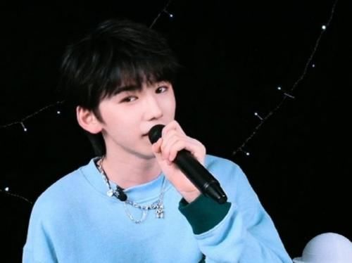 宋亚轩穿便装录节目，却意外露出衣服下一行小字，摄像师吓得手都发抖