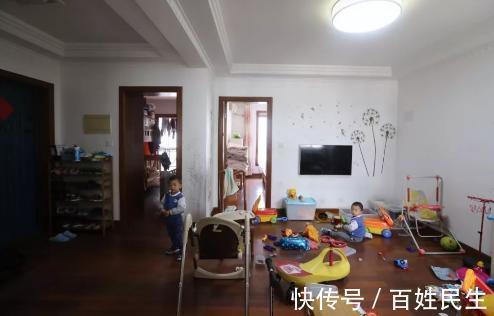 二胎家庭|哥哥辅导妹妹写作业,几乎接近崩溃,妈妈一开始是你说要妹妹的