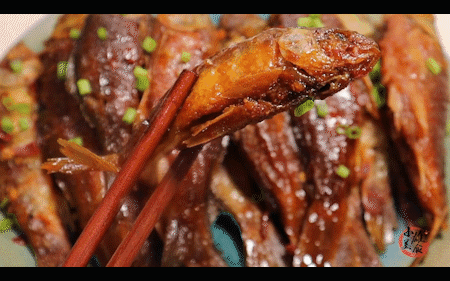 电饭锅|小鱼不要只会油炸，教你秘制新吃法，骨酥入烂入口即化，太香了