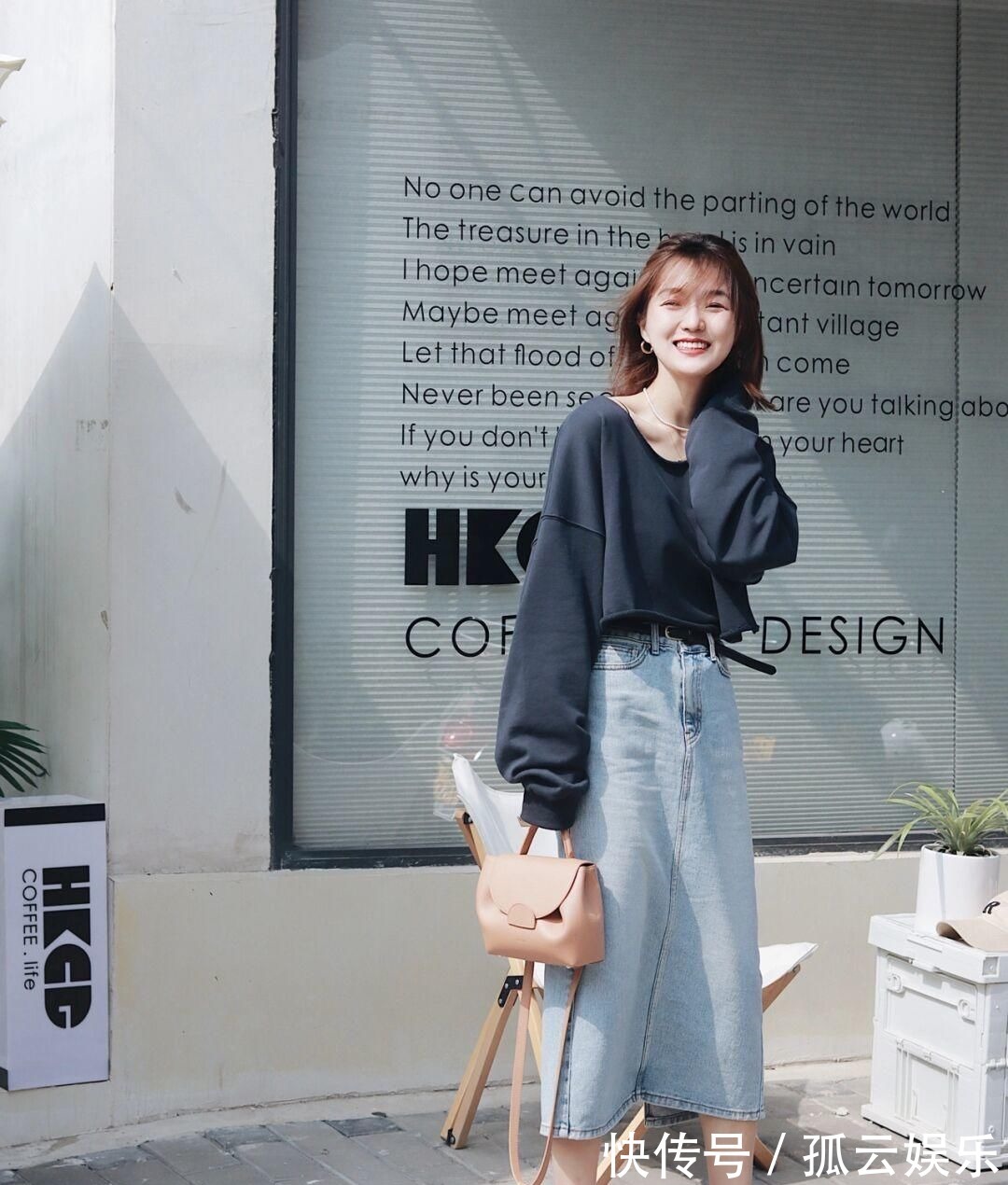 美眉 早秋穿搭值得,针织衫搭配半身裙或牛仔裤,轻松穿出名媛气质