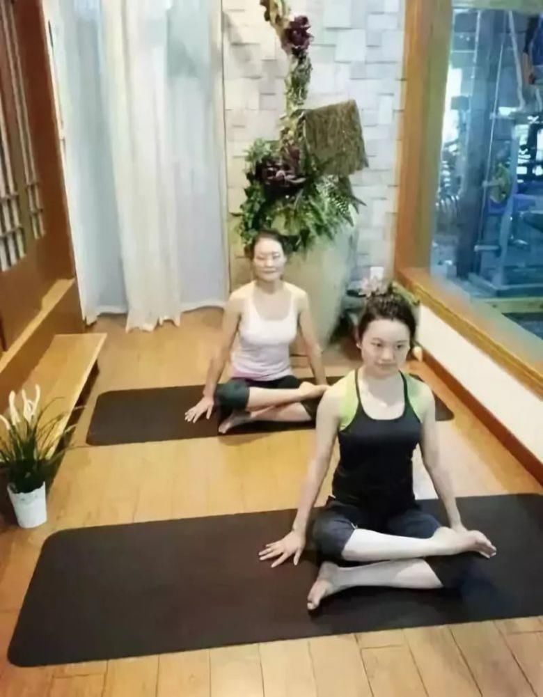 髋关节|睡前这样趴10分钟，等于跑步1小时，一周瘦7斤，腰细了