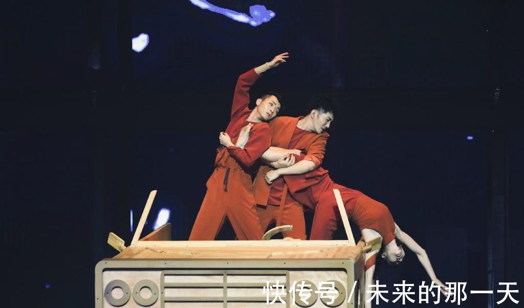 b《街舞2》范范劈叉晉級(jí)總決賽，馬曉龍堪比對(duì)決王，雖敗猶榮