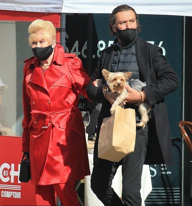 珠宝|特朗普73岁原配真精致,浓妆艳抹超浮夸,珠宝花里胡哨像地摊货