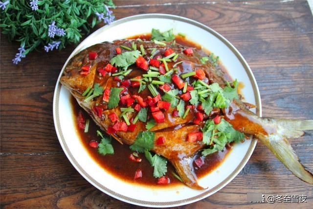 红烧金鲳鱼怎样做才好吃？教你小技巧，煎鱼皮不破，吃着味不腥