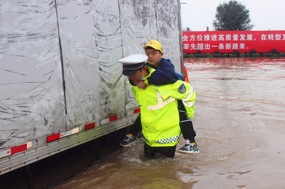 家长|学生和家长被困积水中 山西稷山交警紧急救援