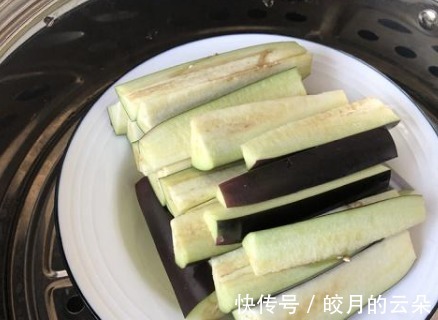 鲜嫩|蒸茄子时,别直接上锅蒸,多加这1步,茄子鲜嫩美味不发黑,真香!