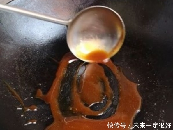炒糖色,直接炒就大错特错!做了这一步,红亮诱人,香甜不发苦!