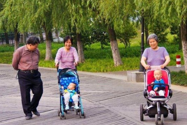 姥姥|一位姥姥的忠告别轻易给女儿带娃,心疼女儿的老人,为何后悔了