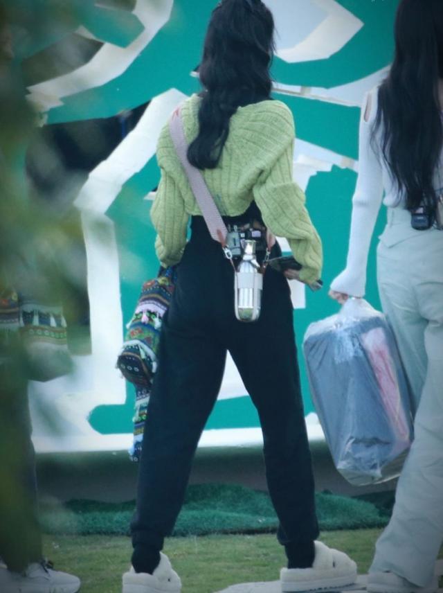 穿搭|赵丽颖异装回归《中餐厅5》,路透装备太“潮”,同行两人引注意