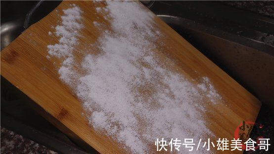 洗菜板时撒一点,不管多脏多黑,菜板马上焕然一新,省心又省力