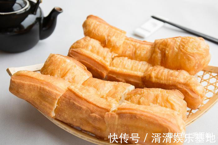 炸油条|炸油条时，用酵母、泡打粉都不对！教你正确做法，油条金黄又酥脆