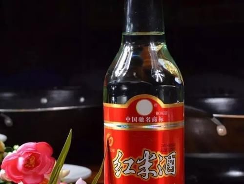  为什么在顺德早餐店吃肠粉吃粥，旁边有一个柜子摆的全是白酒？