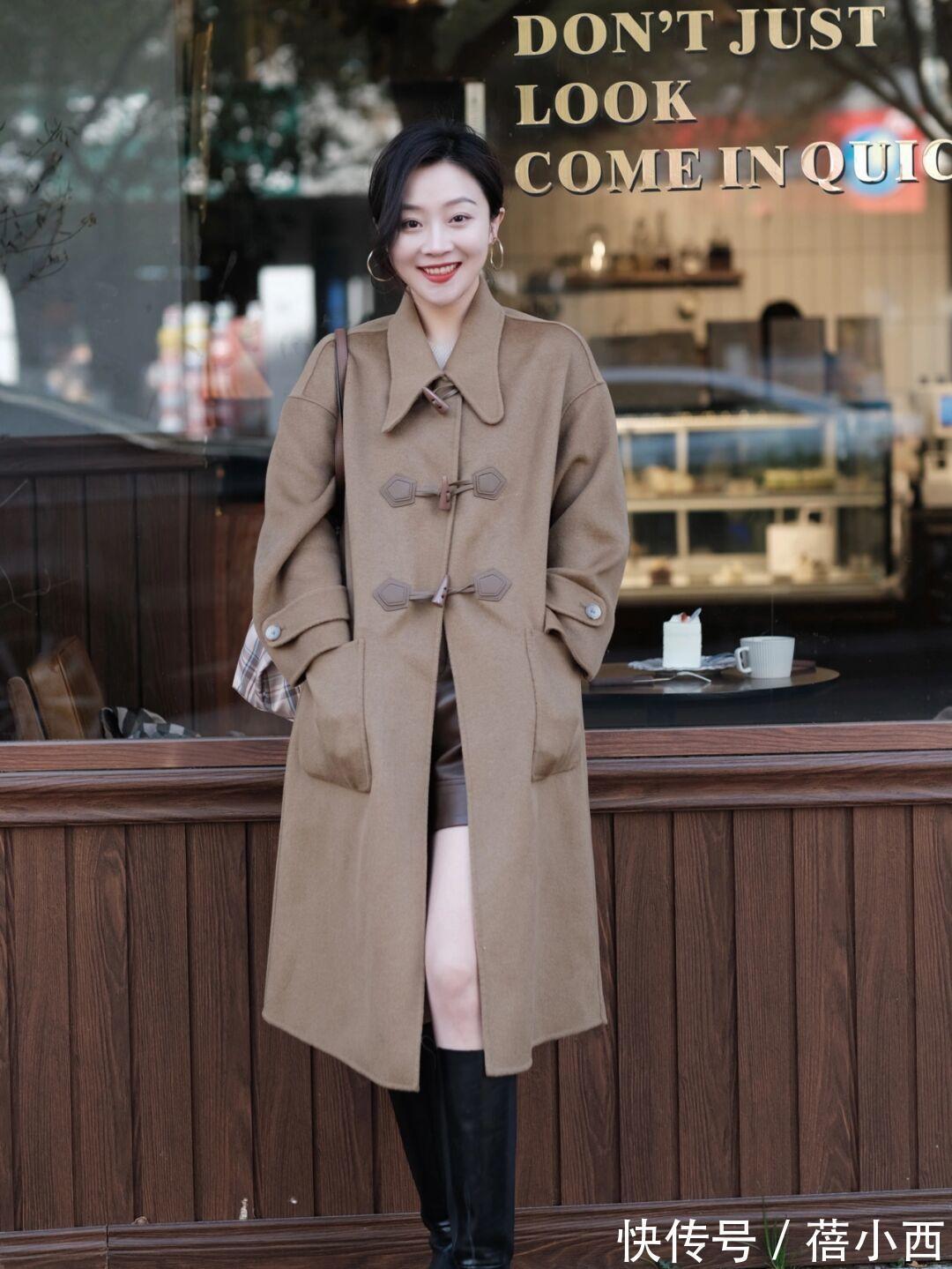 减龄感 冬季还是多穿“牛角扣大衣”吧,保暖又洋气,搭配技巧都总结好了