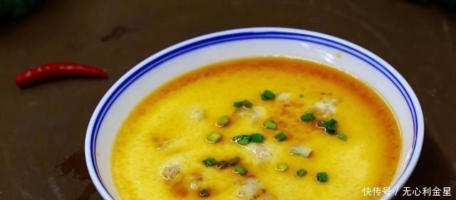 蒸鸡蛋羹|蒸鸡蛋羹时，不要直接加水，牢记2个技巧，鸡蛋细嫩又均匀！