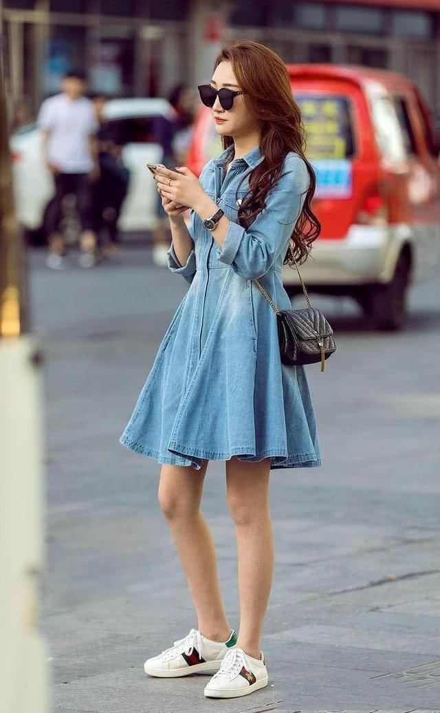 优雅中散发出别致格调，休闲的裙装搭配，到哪都会是一抹风情