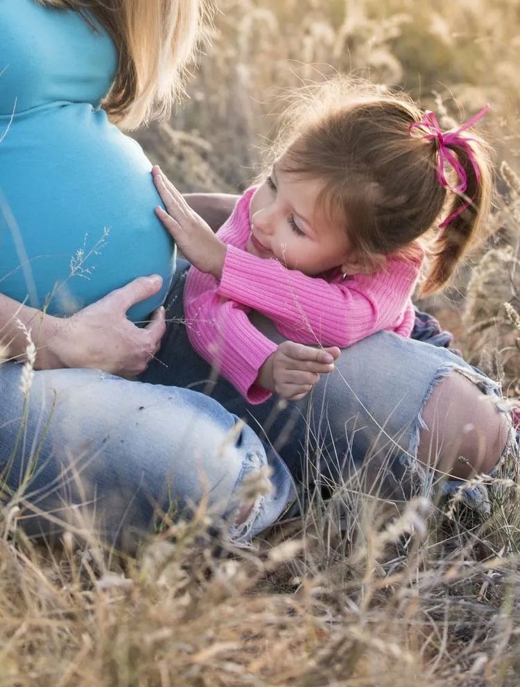 丈夫|孕妇“偷吃”雪糕，被丈夫看见后赶紧闪躲，孕期能吃雪糕？