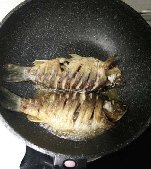 红辣椒|做香煎鲫鱼,想要鱼肉入味不掉皮,下锅前抹点“它”,非常有必要