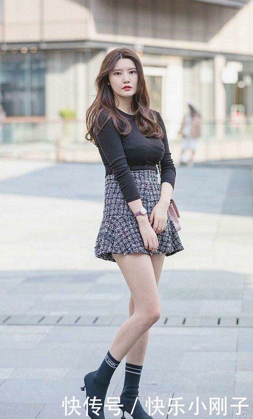 格子元素,搭配各种复古的色调,即使转季衣服也毫不逊色