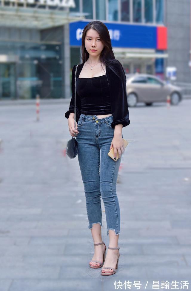 丝绒|牛仔裤修身的高手,简单的搭配让美变得与众不同,不得不爱