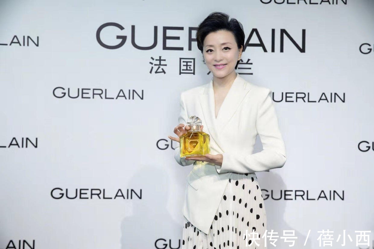 连衣裙|杨澜与富商老公走红毯,穿黑色连衣裙配短发,亲自演绎简约高级感