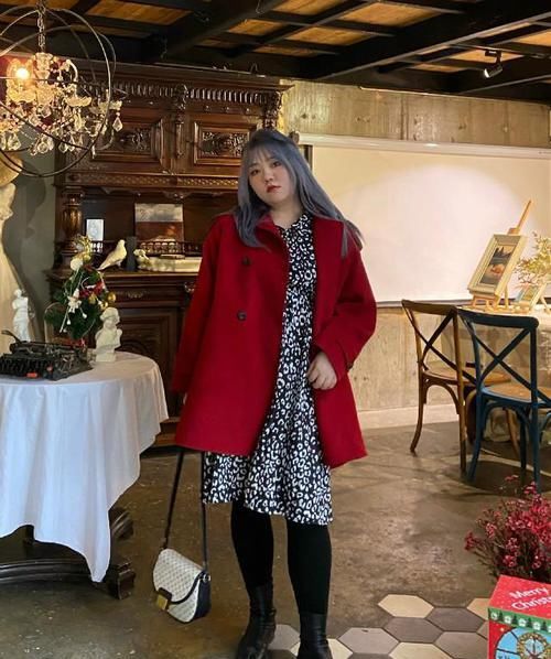 新年火了一种穿搭,叫“红大衣+裙子”,洋气显白,2021穿它准美