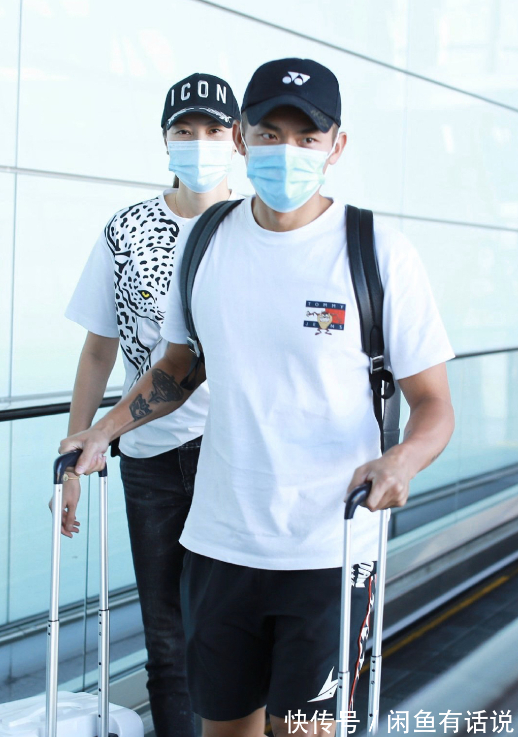 机场|谢杏芳和林丹走机场,1米78硬把基础款穿时髦,一双大长腿太瞩目