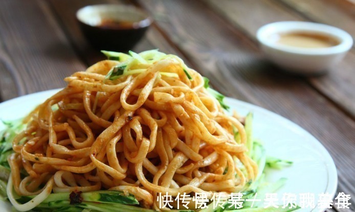 做凉面，煮熟后不要泡冷水，学会2招，面条爽滑筋道，又香又入味