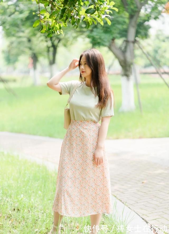 高腰 短袖 + 高腰下装,今夏很火!