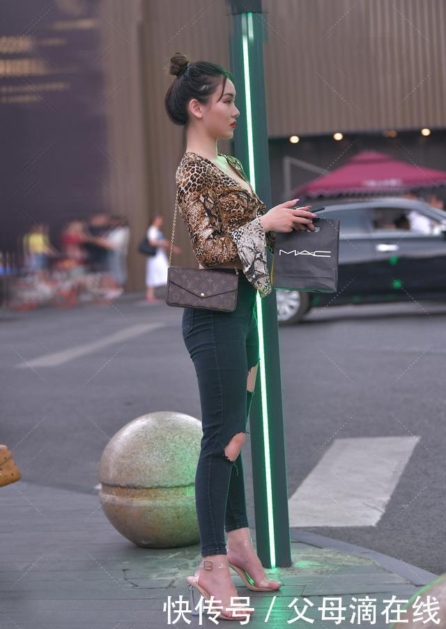 小蛮腰|时尚女生就是有个性,牛仔裤搭配雪纺衫,美的轻熟