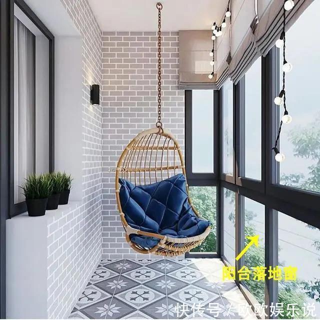 窗框|老公坚持把阳台改造成书房,只见他在落地窗上加块板,太实用了!