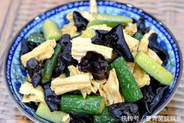 入味|凉拌黄瓜这样吃,教你搭配这两样菜,营养美味很入味,一盘不够吃