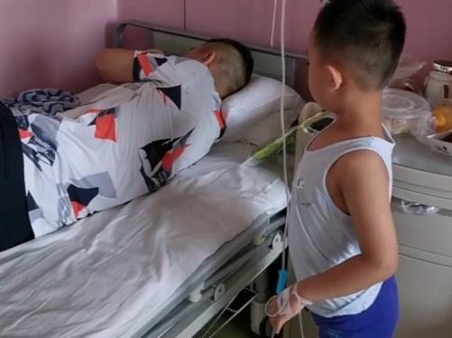 陪娃|“最懒奶爸”陪娃挂吊水火了，娃一脸无辜：现在的爹可真难带