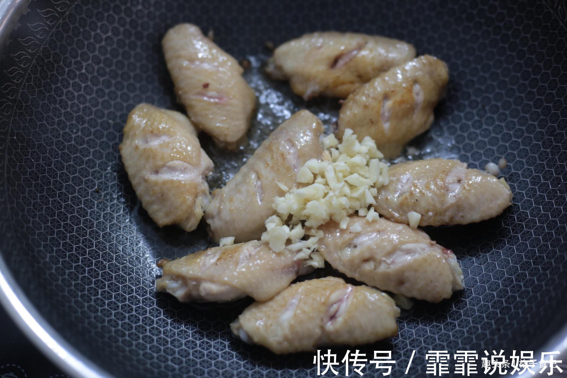 鸡翅最好吃的做法，不加一滴水，越煮越香，女儿一口气吃4个