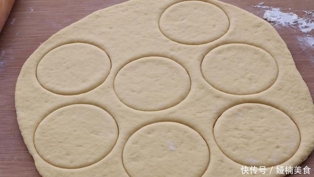 玉米粒|面粉简单新吃法，用杯子一压，早餐好吃又营养，比包子馒头油条强