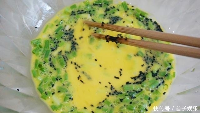 营养|鸡蛋饼这样做不用和面,只需要简单搅一搅,摊一摊,好吃又营养