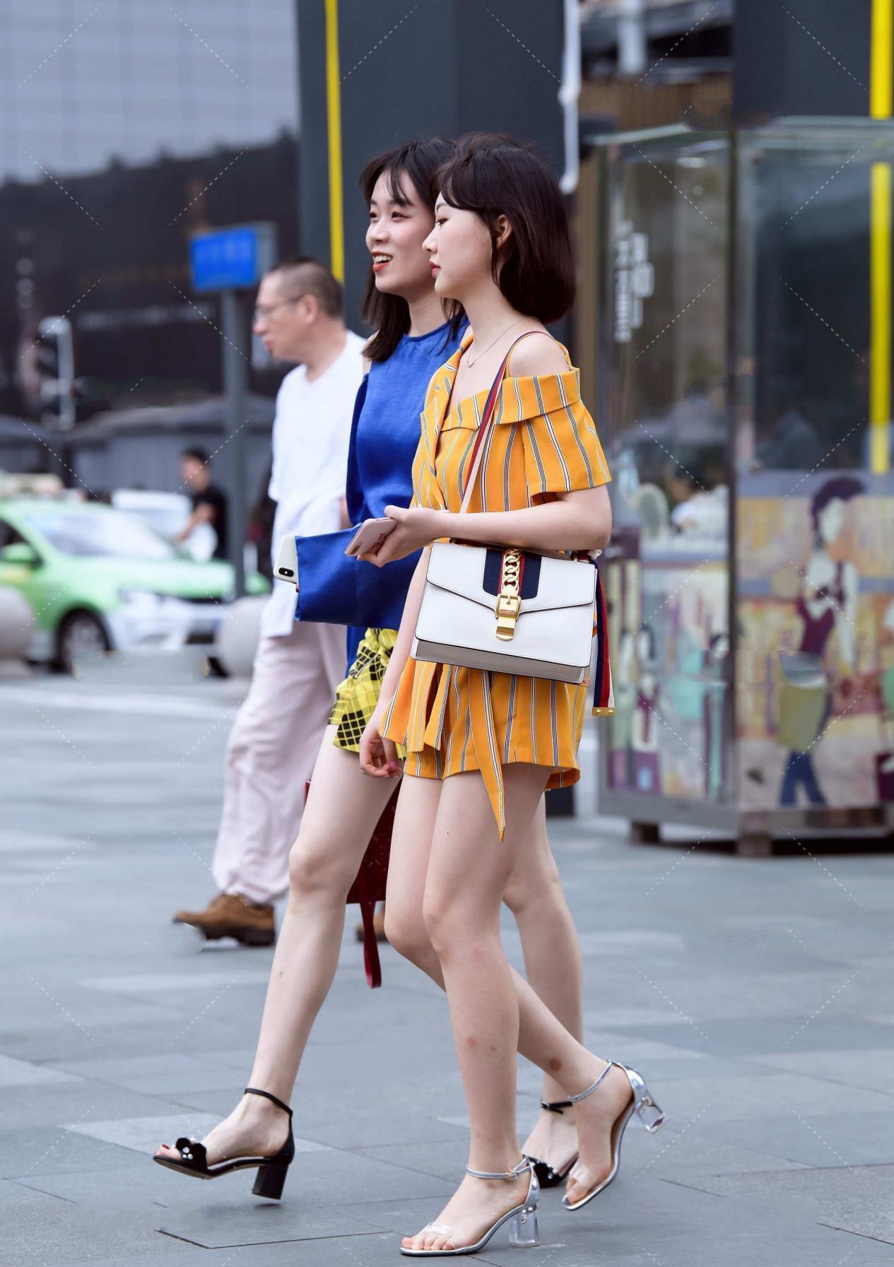 条纹裙|斜肩条纹裙,颜色明亮丰富,版型端庄大气