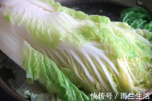 外婆用了50年的腌酸菜诀窍,牢记这4点,清脆爽口,放一年都不坏